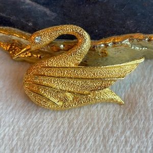 DFA Gold tone swan brooch 1 3/4”